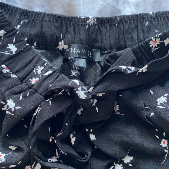 cute dynamite flower shorts - Picture 2 of 2